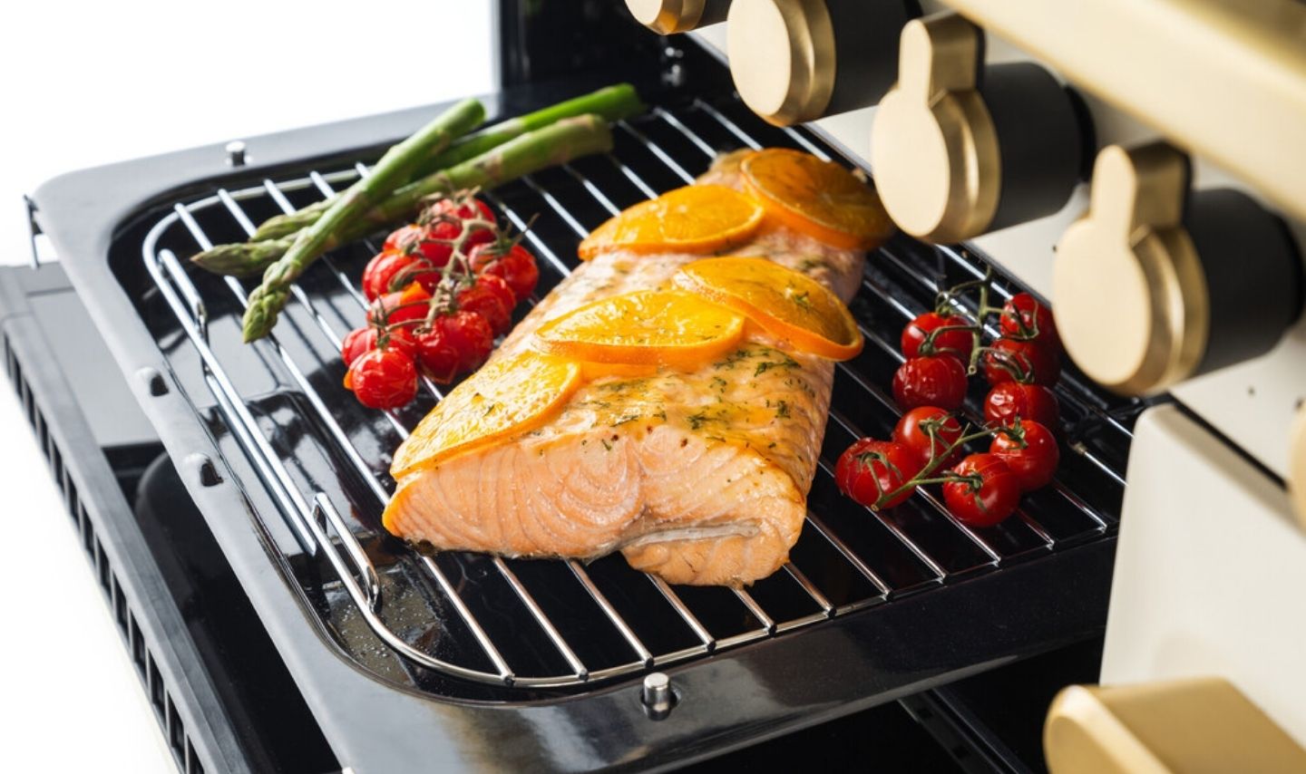 Ofengegarter Lachs mit Orangen, Spargel und Tomaten