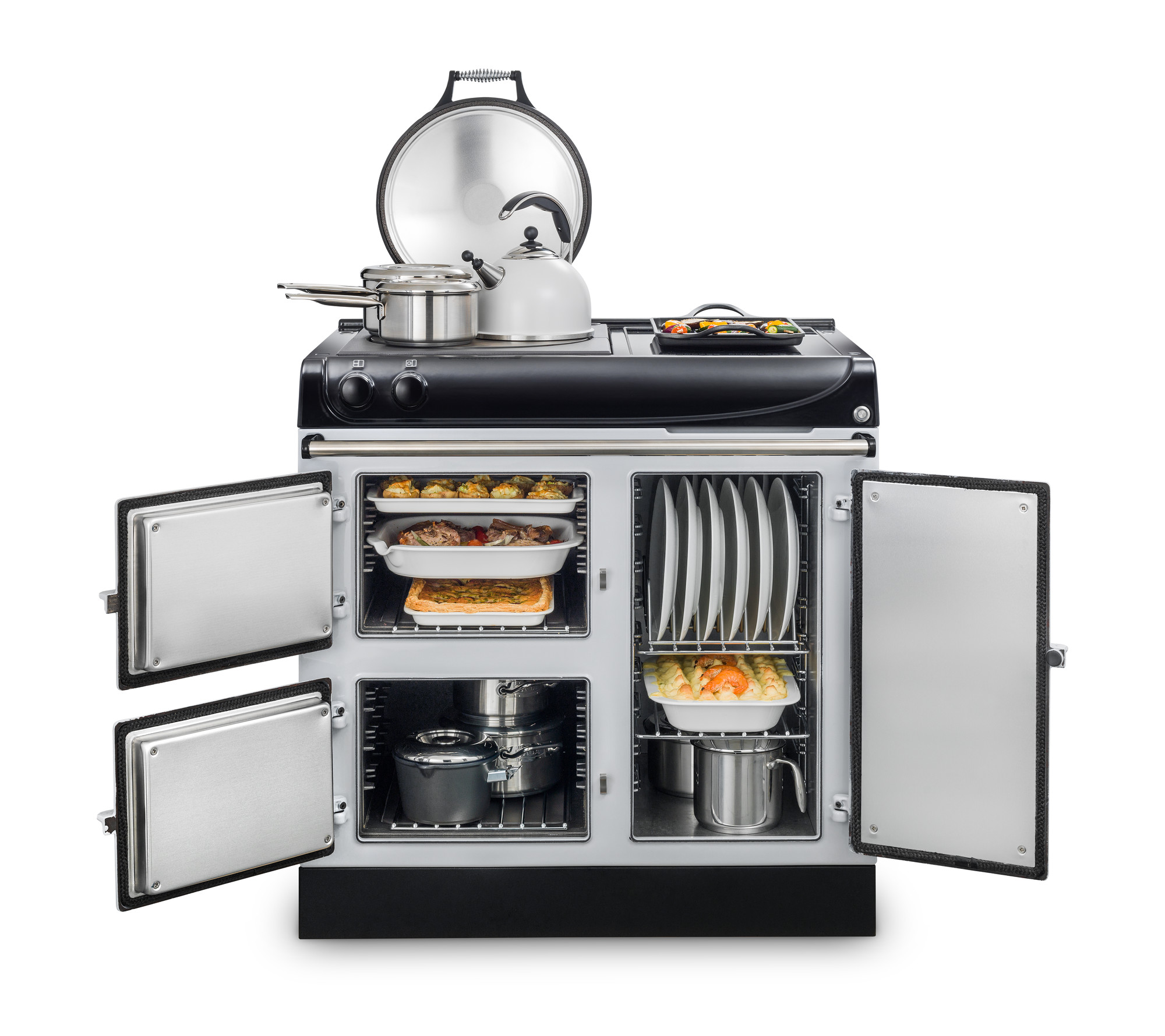 Moderner Küchenherd mit geöffnetem Ofen, gefüllt mit mehreren Auflaufformen, Tellern und Kochgeschirr, auf der Herdplatte stehen Töpfe und eine Teekanne