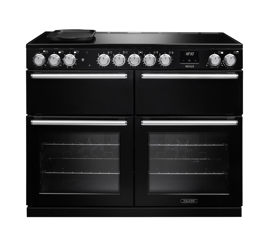 Schwarzer Falcon Nexus 110 Range Cooker mit Induktionskochfeld, zwei Backöfen mit Glasfront, oberem Grillfach, großen Drehknebeln und Digitaluhr; freistehender Premium-Herd für die Familienküche