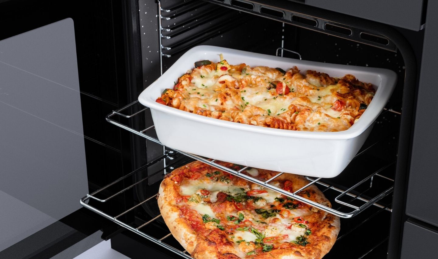Backofen backt Pizza und Nudelauflauf gleichzeitig