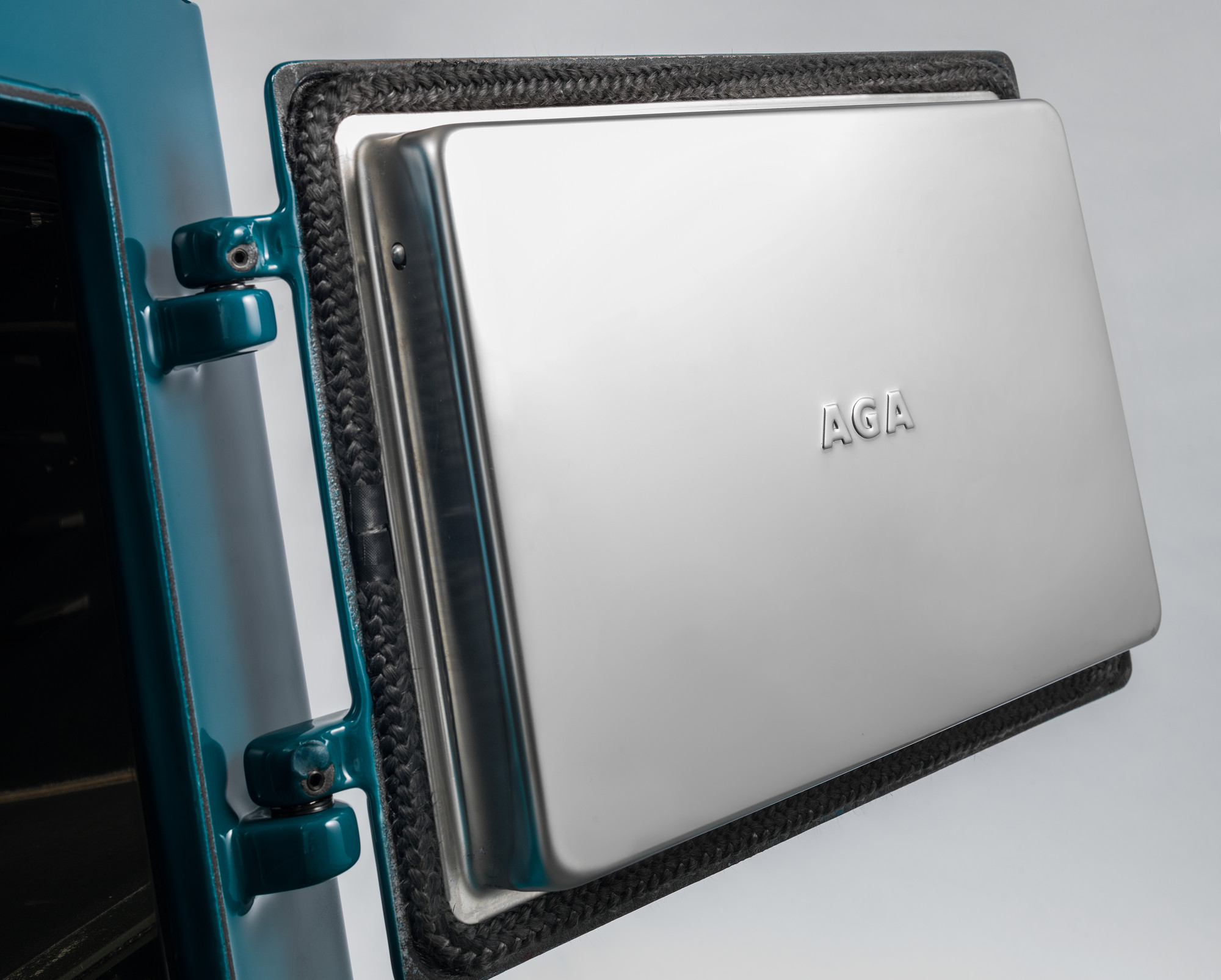 Geöffnete Backofentür eines AGA Herdes mit sichtbarer Isolierung und hochwertiger Metalloberfläche