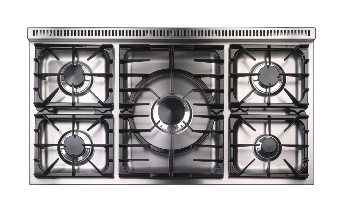 Oberansicht eines Gaskochfelds aus Edelstahl mit fünf Kochzonen, mittig ein großer Brenner, seitlich vier kleinere Brenner, stabile Topfträger