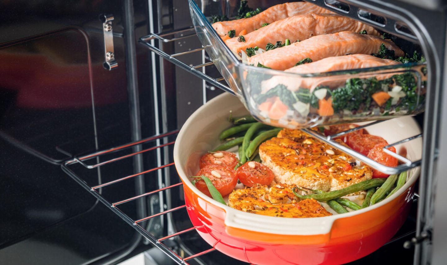 Ofen mit Lachs und Gemüse in Auflaufformen