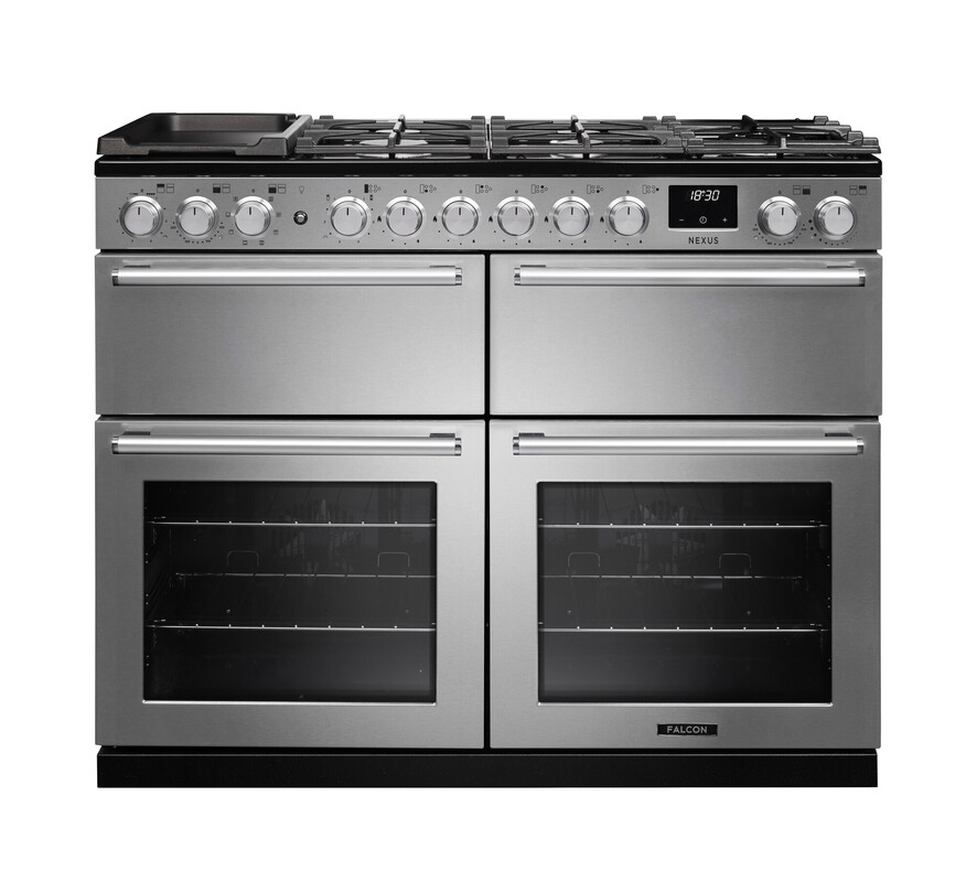 Produktfoto: Falcon Nexus Standherd/Range Cooker in Edelstahl mit mehrflammigem Gas-Kochfeld und Griddle, zwei großen Elektro-Backöfen mit Sichtfenster sowie separatem Grill – hochwertiger Küchenherd
