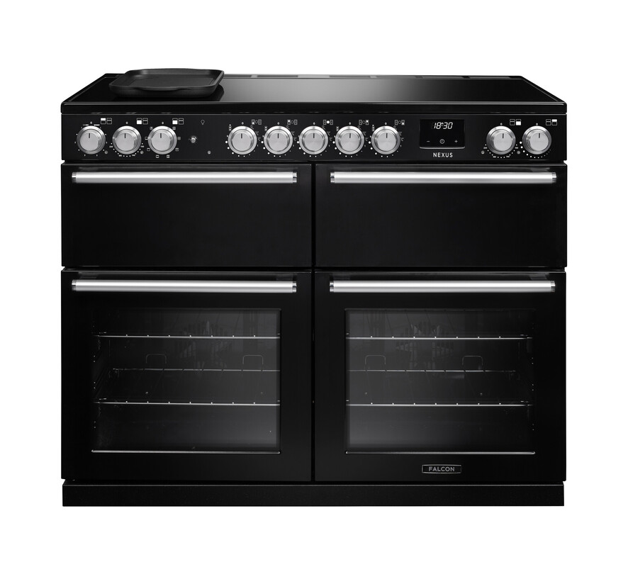 Schwarzer Falcon Nexus 110 Range Cooker mit Induktionskochfeld, zwei Backöfen mit Sichtfenster und separatem Grill – hochwertiger Standherd für große Küchen, elegante Front mit Drehreglern und Digitaluhr