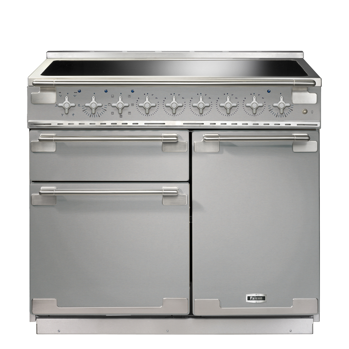Moderner Edelstahl Standherd von Falcon mit sechs Drehknöpfen, großzügiger Kochfläche und drei Backofentüren, ideal für die Familienküche