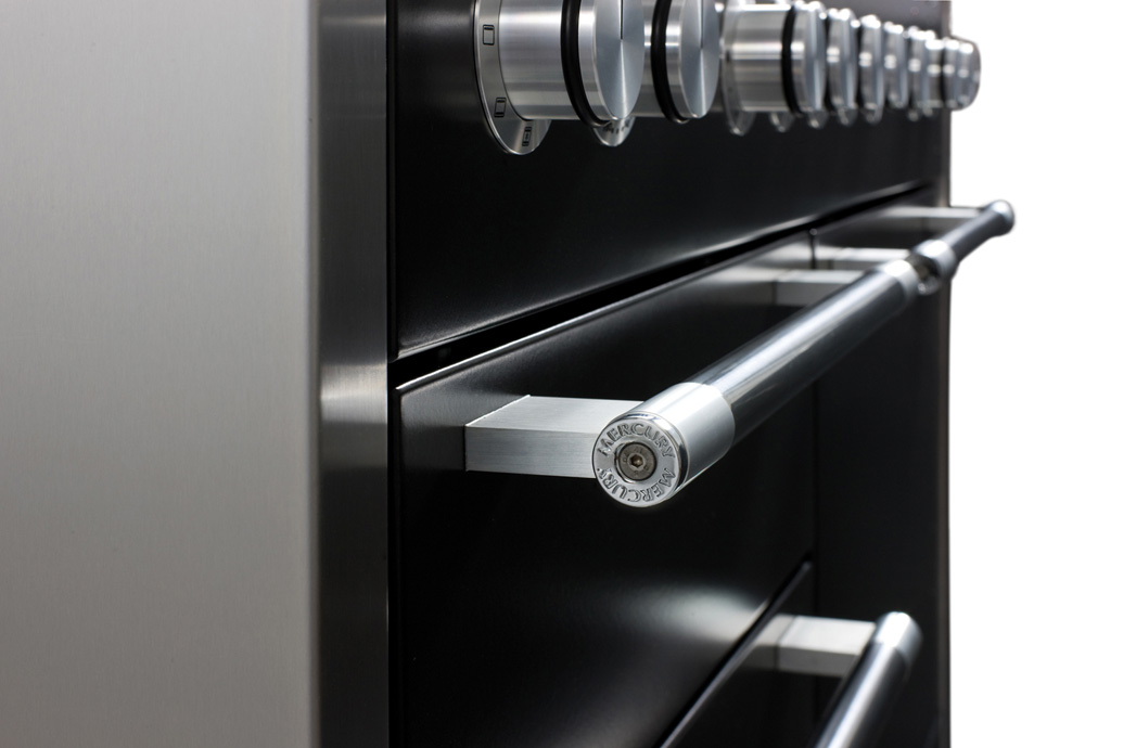 Nahaufnahme eines hochwertigen Herdes mit Edelstahlfront, robusten Griffen und mehreren Drehknöpfen