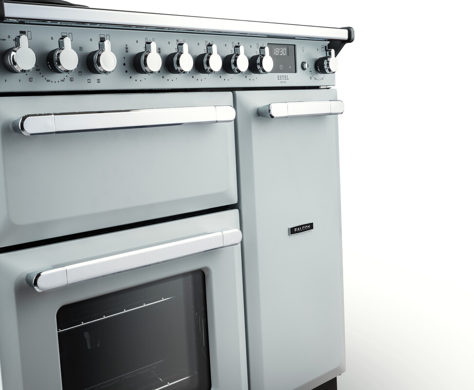 Detailansicht eines modernen Falcon Herdes mit mehreren Backöfen und silbernen Drehknöpfen, aufgenommen von der Seite