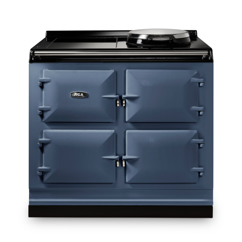 Blauer AGA Herd mit vier Backofentüren und Kochplatte, ideal für moderne und traditionelle Küchen