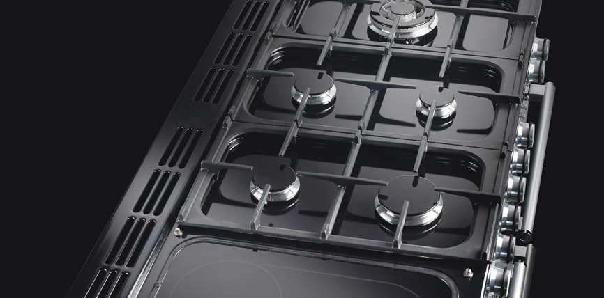 Schwarzer Herd mit fünf Gasbrennern und stabilen Topfträgern in moderner Küchenansicht