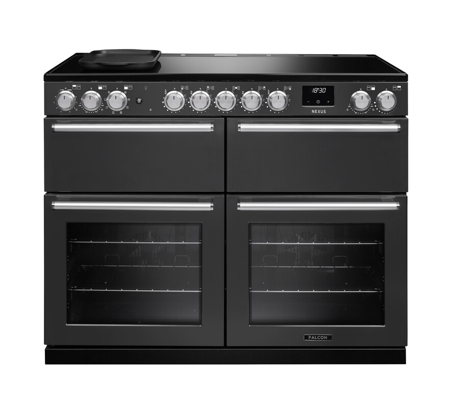 Schwarzer Falcon Nexus Range Cooker 110 cm mit Induktionskochfeld, präzisen Drehreglern, separatem Grillfach und zwei Sichtfenster-Backöfen – leistungsstarker Standherd für Familienküchen