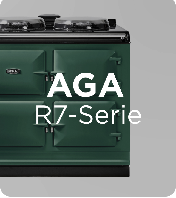 Grüner AGA R7-Serie Range Cooker aus Gusseisen mit vier Ofentüren und zwei Kochplatten, Frontansicht auf dunklem Hintergrund