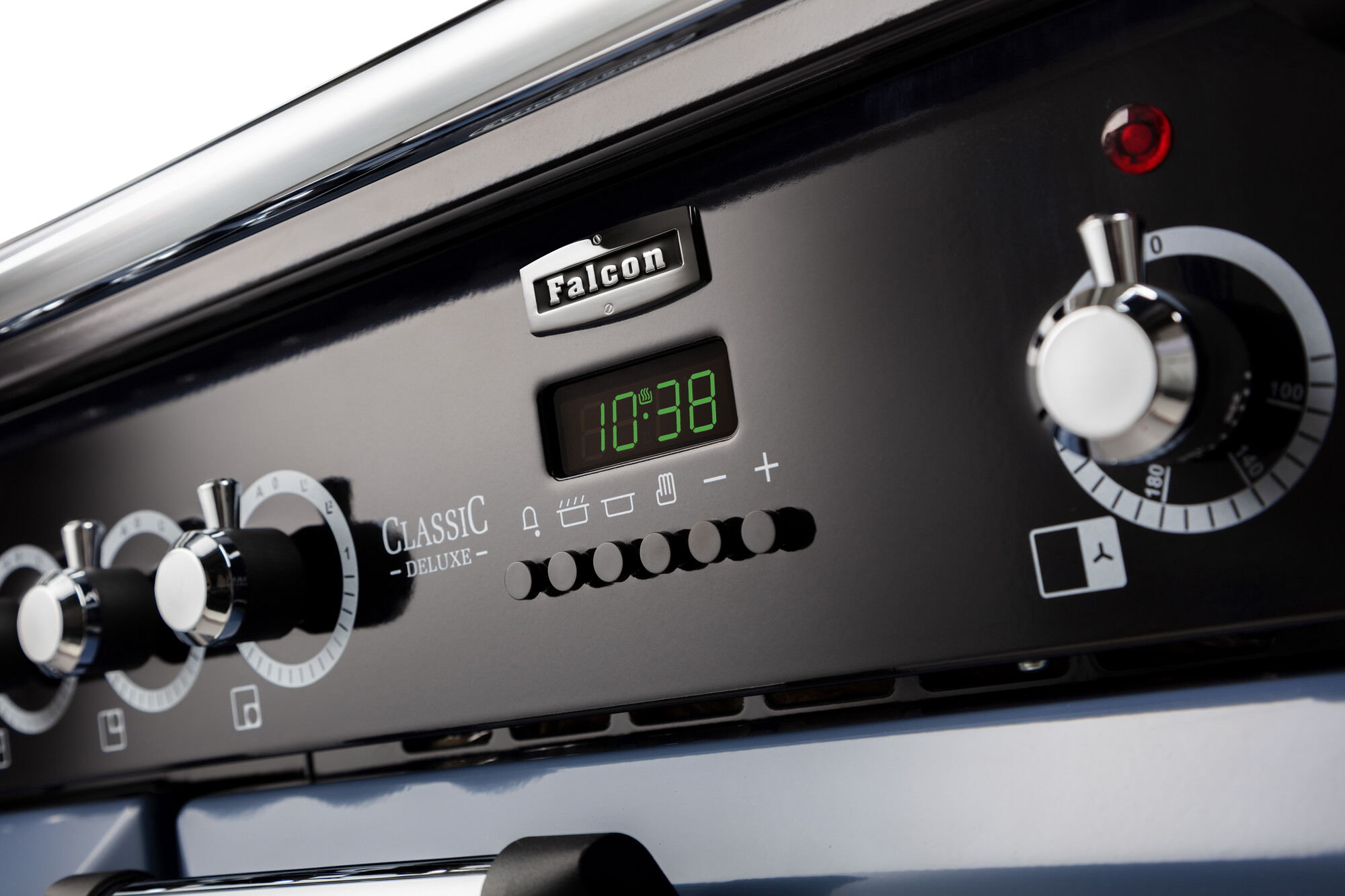 Nahaufnahme eines Falcon Classic Deluxe Backofens mit digitalen Uhranzeige, Drehreglern und Bedienknöpfen