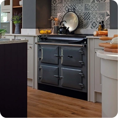 Stilvoller, grauer Küchenherd in einem modern eingerichteten Raum mit gemusterten Fliesen.