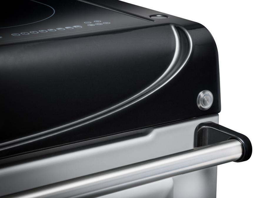 Nahaufnahme eines Induktionskochfelds mit Edelstahlgriff und digitalem Bedienfeld