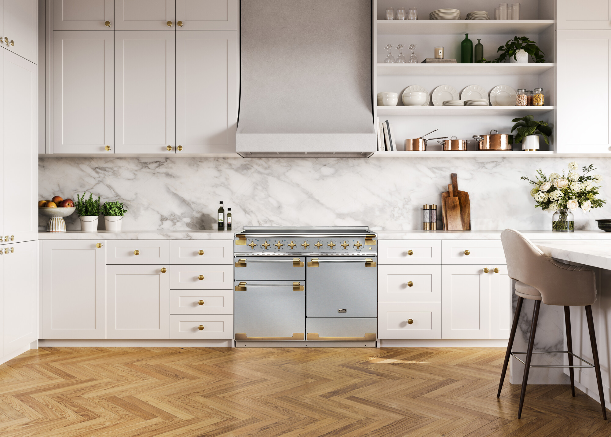 Helle, moderne Küche mit weißen Schränken, Marmorarbeitsplatte, großem Herd, offenen Regalen, Deko-Elementen und Barstuhl