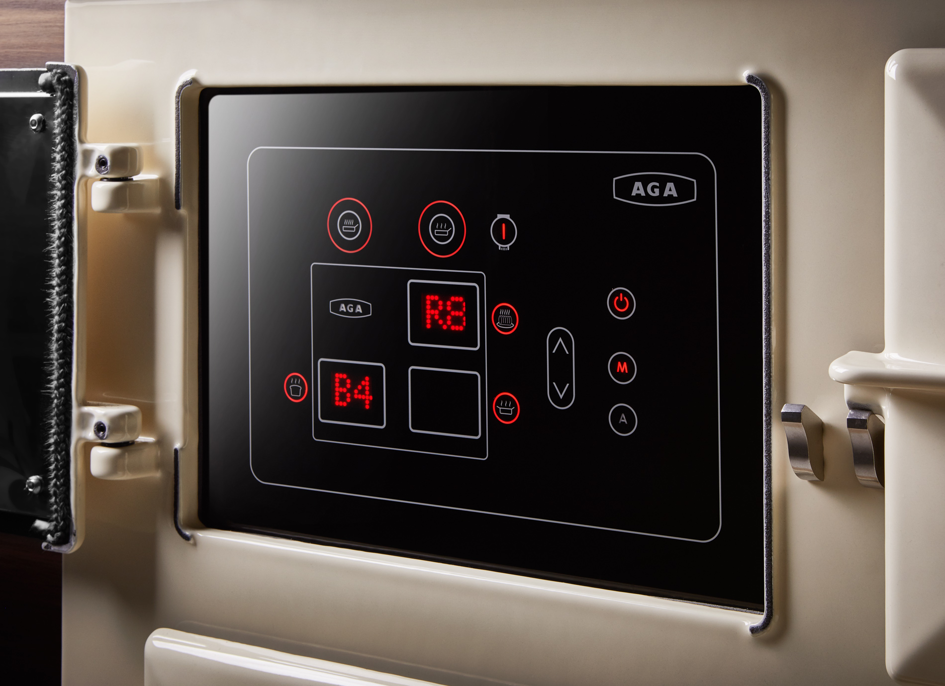 Detailansicht einer elektronischen Steuerungseinheit eines AGA Herdes mit modernen Bedienelementen und beleuchtetem Display