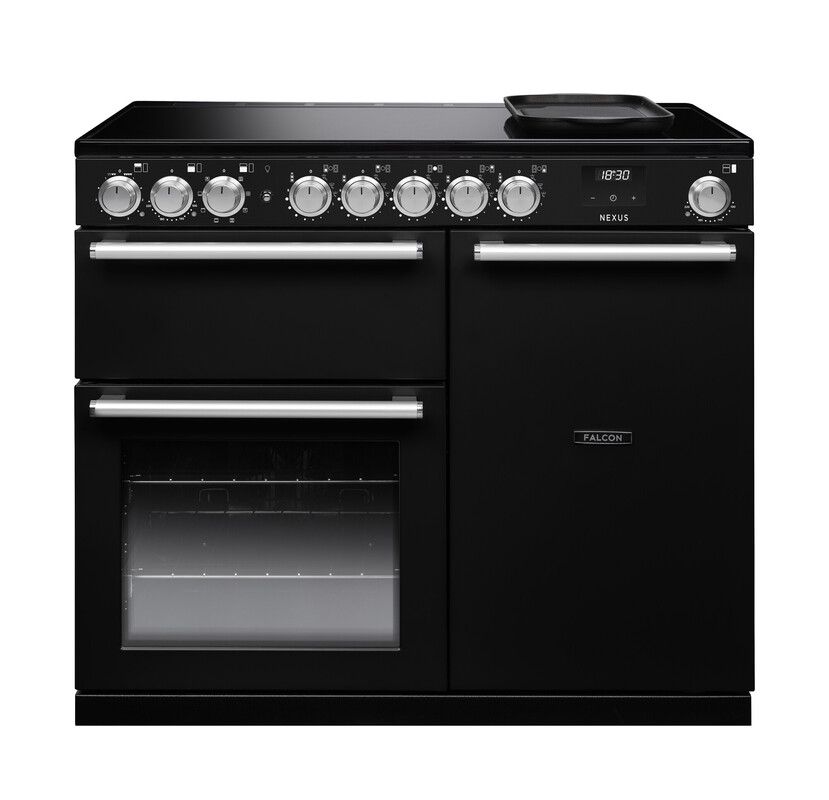 Freistehender schwarzer Range Cooker mit Induktionskochfeld, Drehknebeln, Digitaluhr, zwei Backöfen und Grillfach – leistungsstarker Standherd für Familienküchen