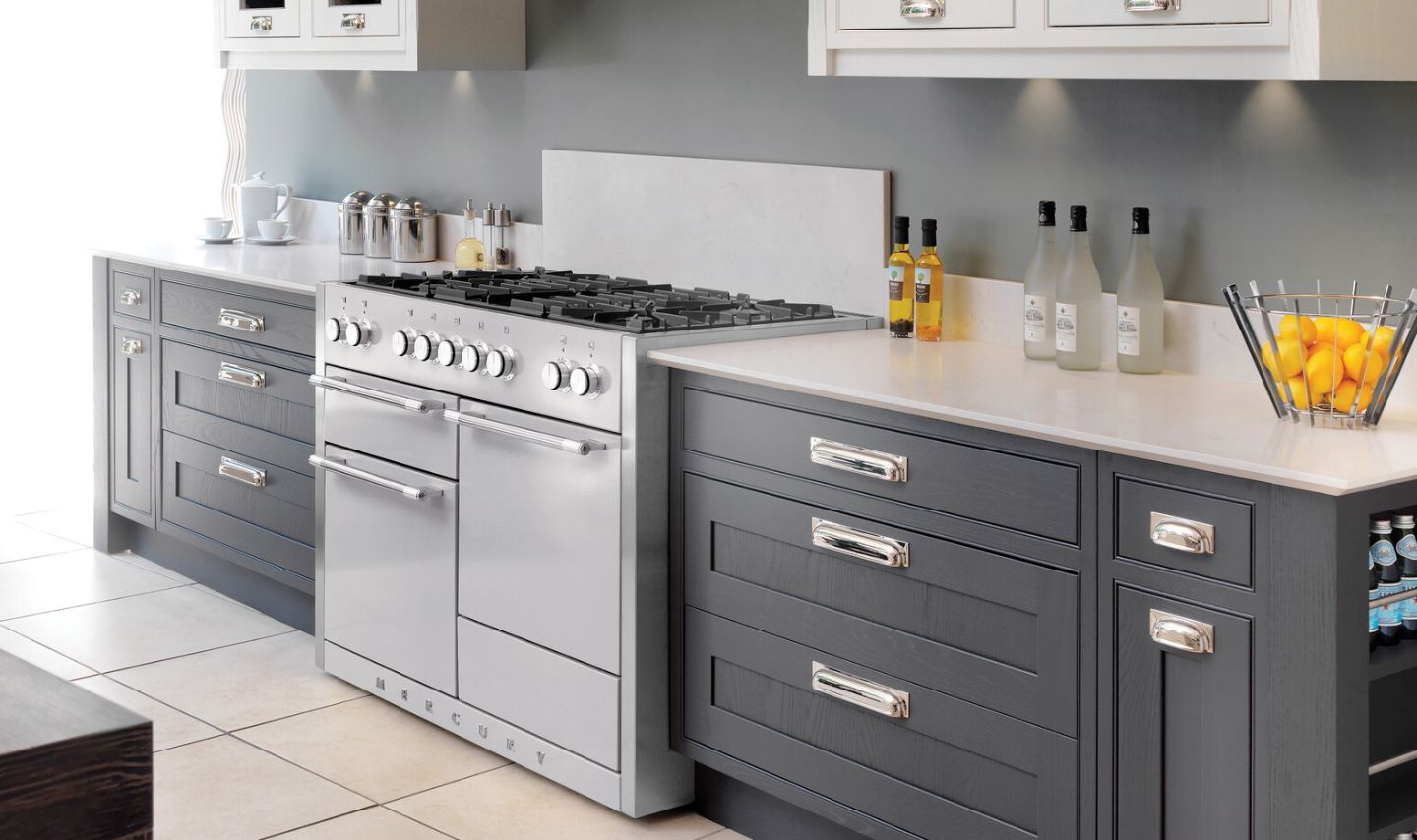 Edelstahl-Gasherd in moderner Küche mit breitem Backofen