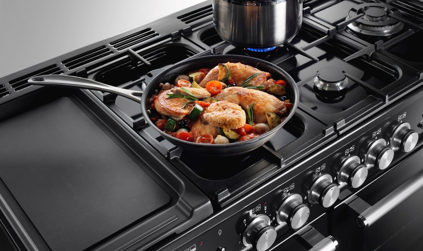 Gasherd mit Pfanne, Hähnchen und Gemüse, Drehknöpfe