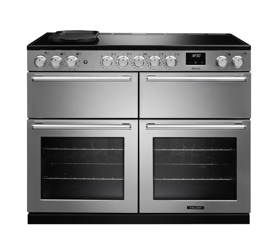 Hochwertiger Edelstahl-Standherd Falcon Nexus: Induktionskochfeld mit Bratplatte, zwei geräumige Backöfen und separater Grill – moderner Range Cooker für präzises Kochen und Backen