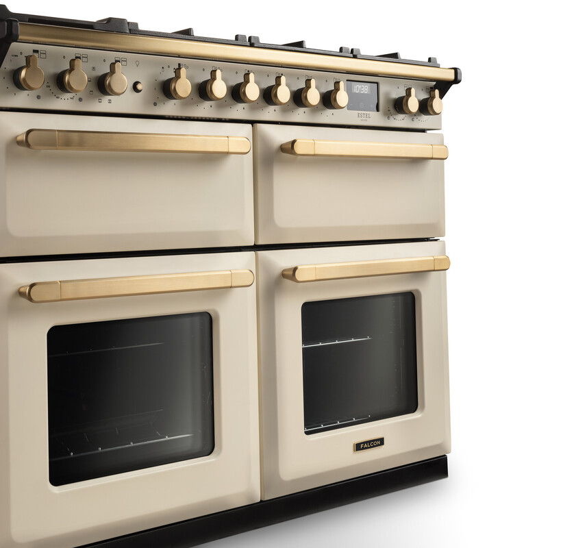 Hochwertiger Gasherd von Falcon mit vier Backöfen, cremefarben und goldene Griffe, ideal für große Küchen