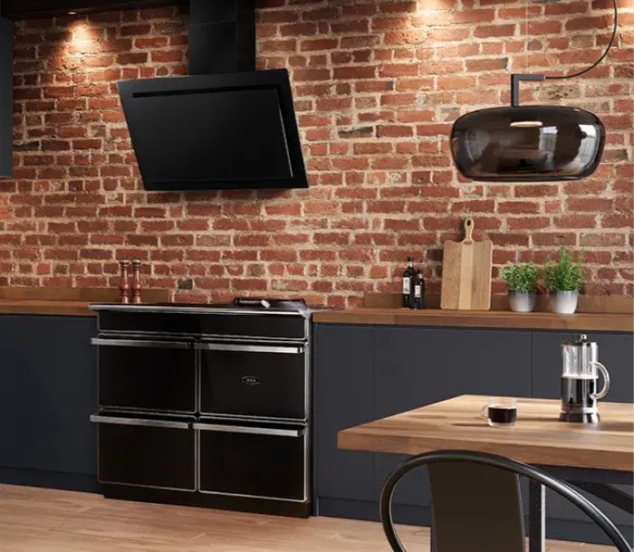 Design-Dunstabzug schwarz vor Ziegelwand in Küche