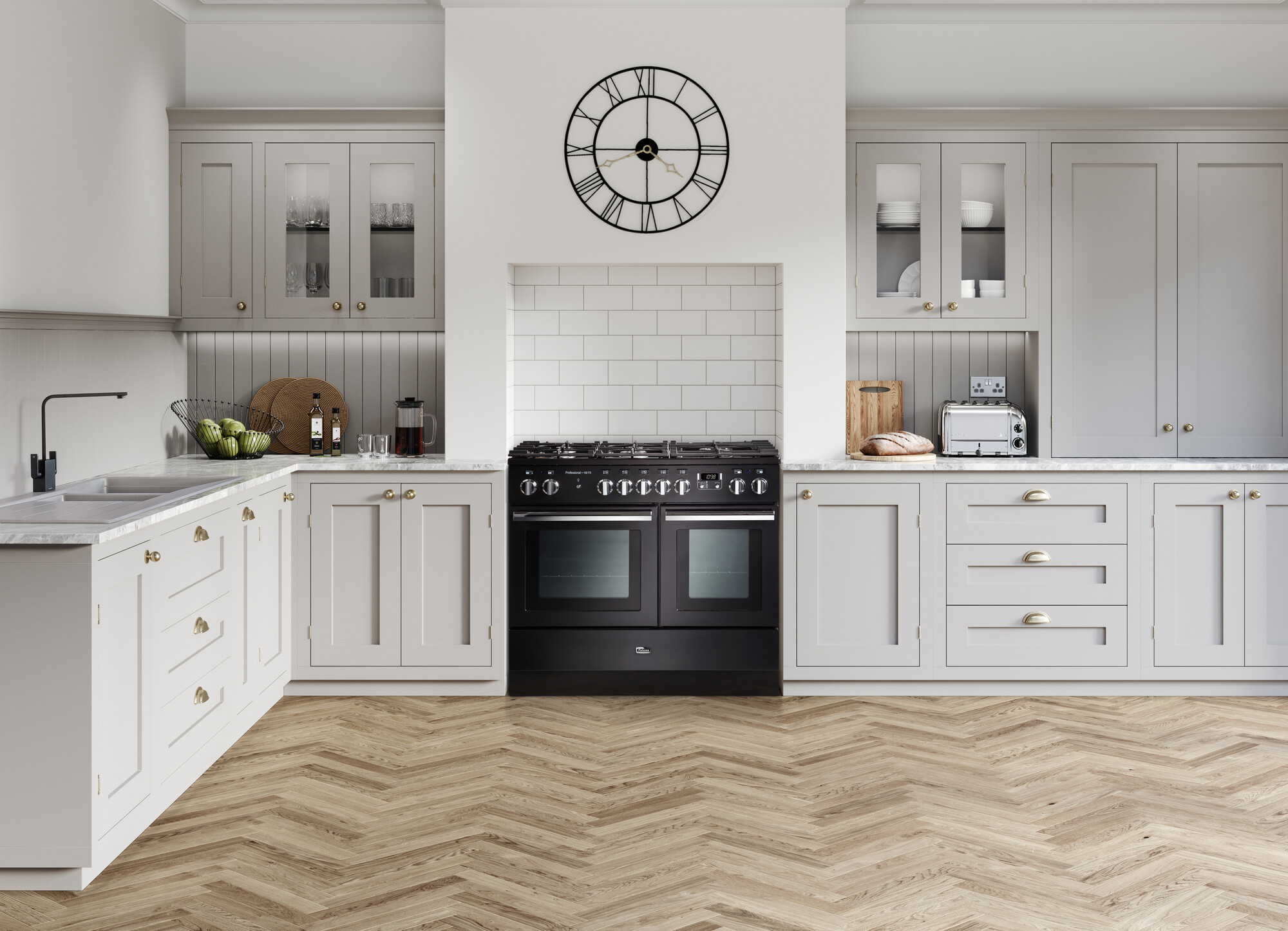 Großzügige Küche im Landhausstil mit hellgrauen Schränken, schwarzem Gasherd, Küchenutensilien und einer Wanduhr über dem Herd