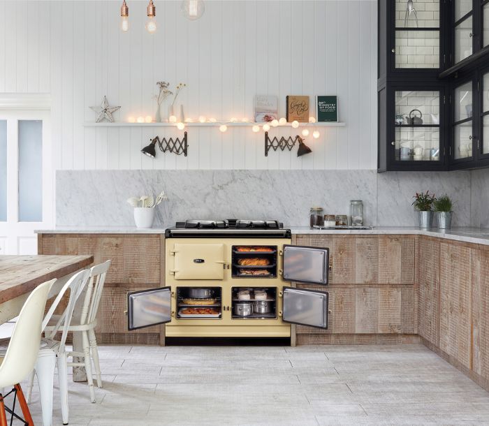 Retro-Küche mit cremefarbenem Herd, Türen geöffnet