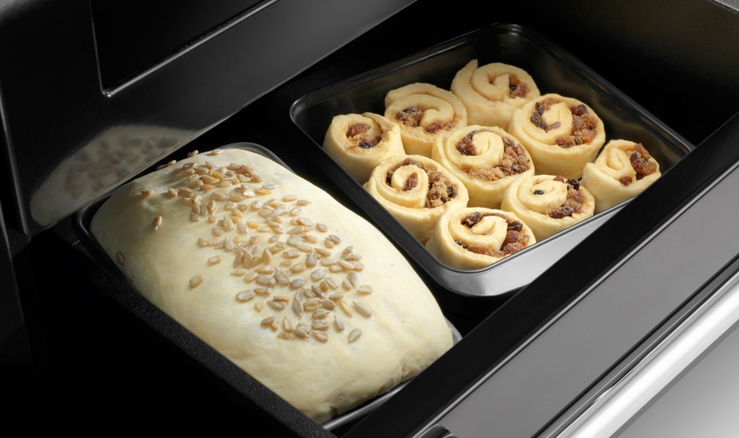 Hefeteiglaib und Zimtschnecken in der Gärschublade