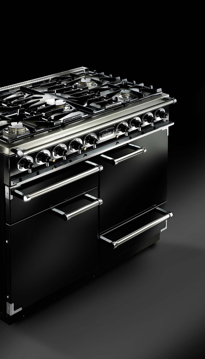 Schwarzer Falcon Standherd mit Gas-Kochfeldern und mehreren Backöfen, ideal für moderne Küchen, hochwertige Verarbeitung