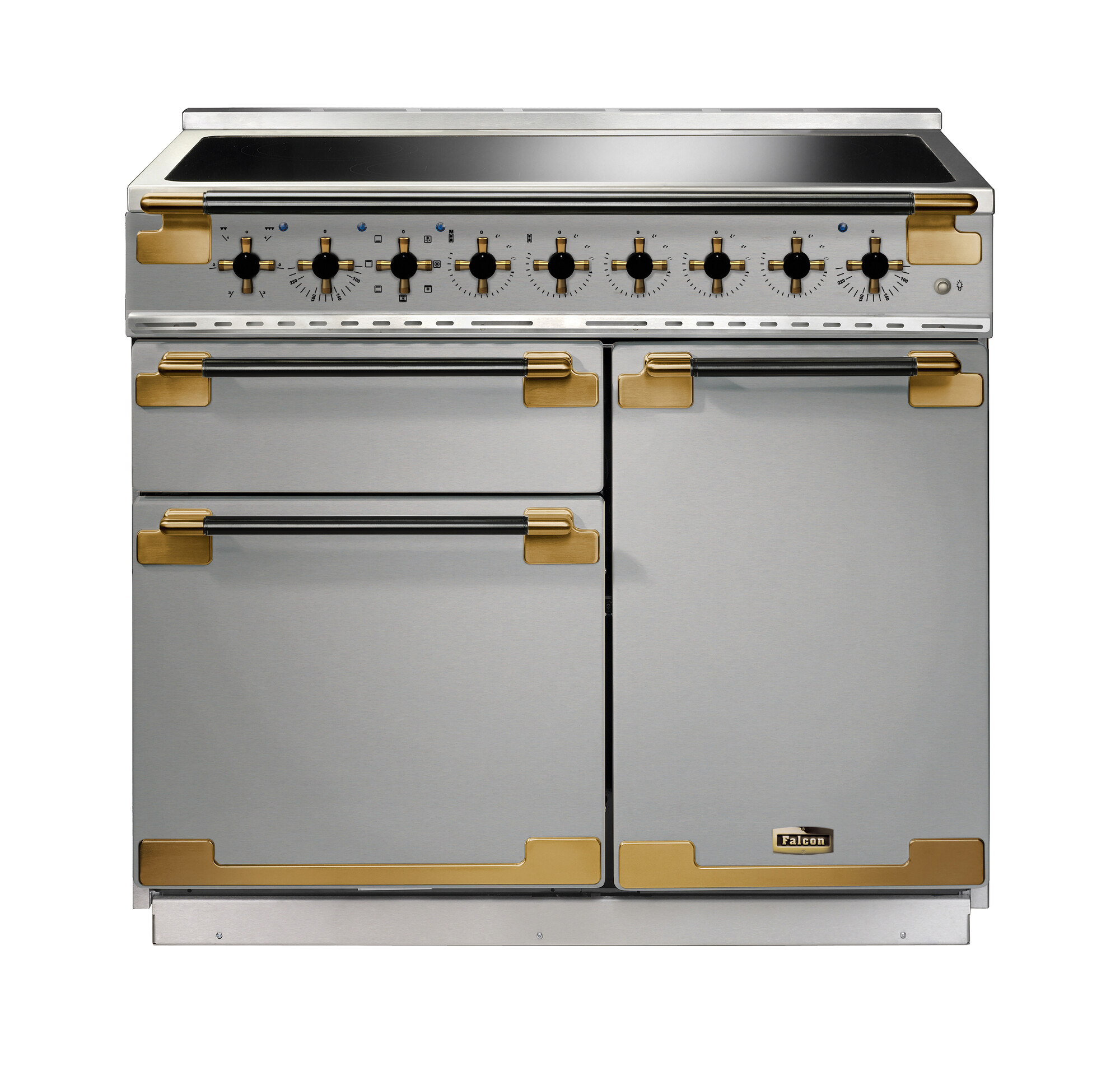 Professioneller Herd von Falcon mit Induktionskochfeld, Edelstahlgehäuse und goldfarbenen Akzenten, ausgestattet mit mehreren Backöfen und Drehknöpfen