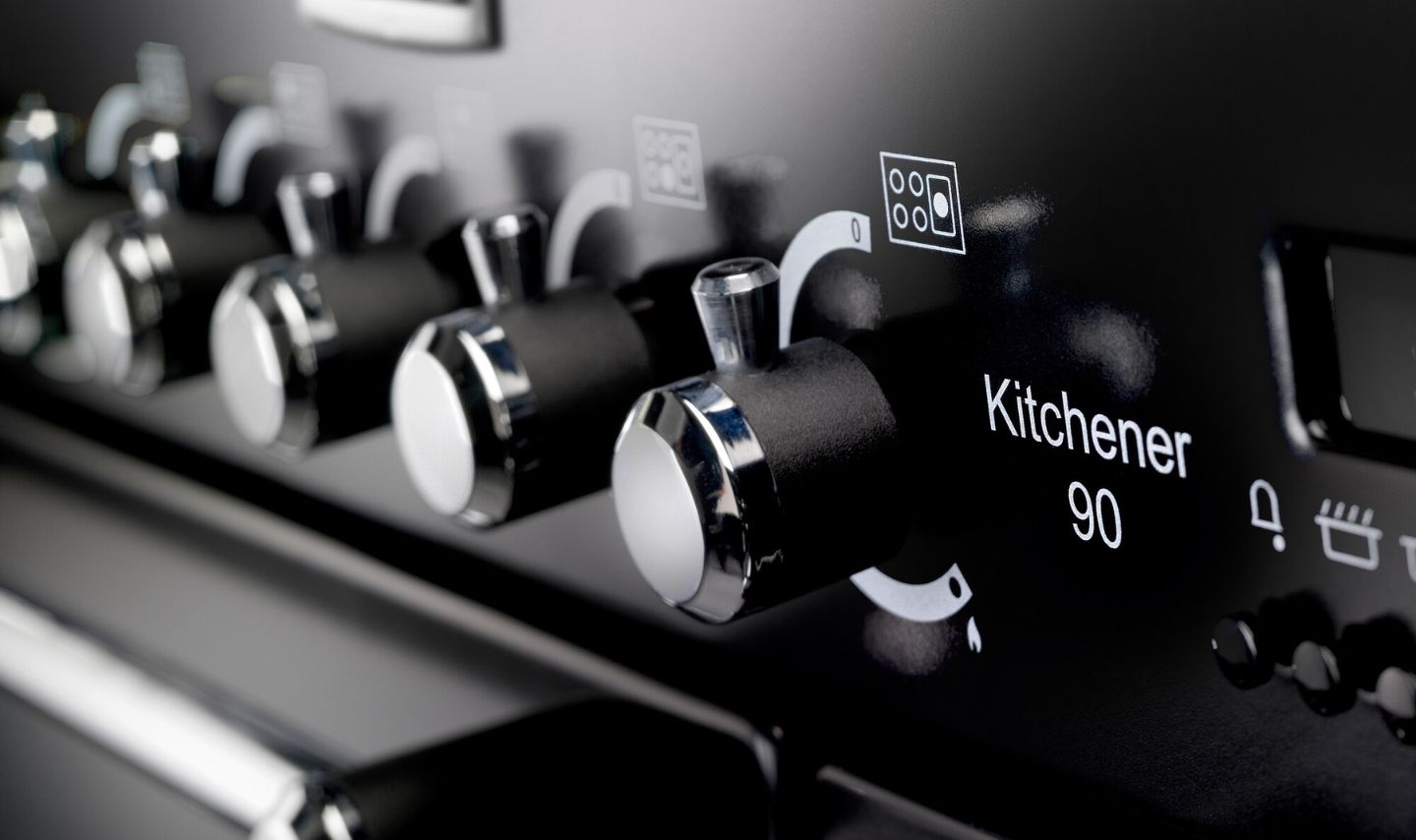 Bedienknöpfe am Kitchener 90 Herd, schwarze Front