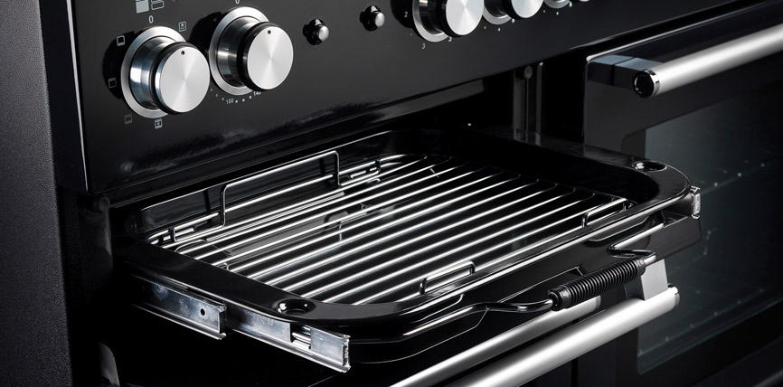 Offener Backofen mit herausgezogenem Grillrost und modernen Drehknöpfen, ideal für die Küche