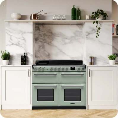 Hochwertiger Herd in moderner Küche mit weißen Schränken und Marmorwand