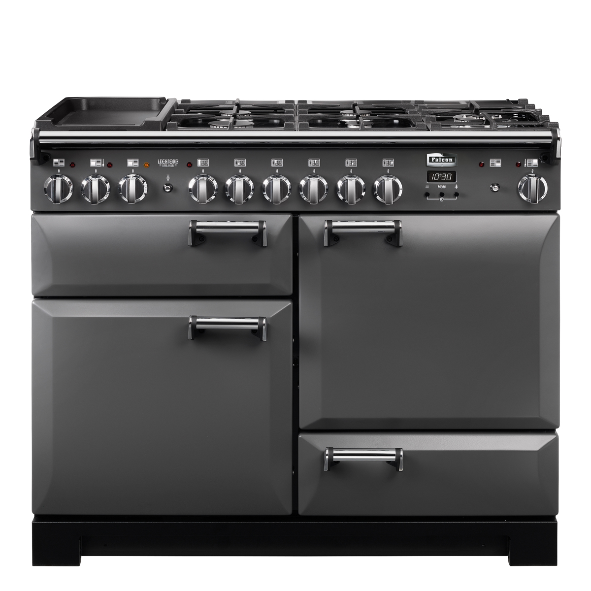 Großer grauer Standherd von Falcon mit mehreren Backöfen und Gaskochfeldern, ausgestattet mit Drehreglern und stilvollen Griffen, ideal für moderne Küchen