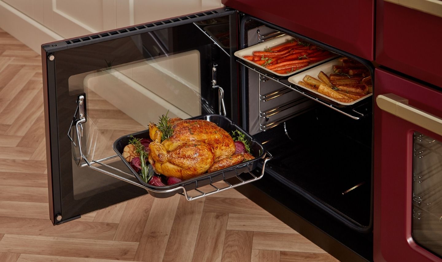 Ofen mit Bräter: knuspriges Hähnchen, Gemüse auf Blech