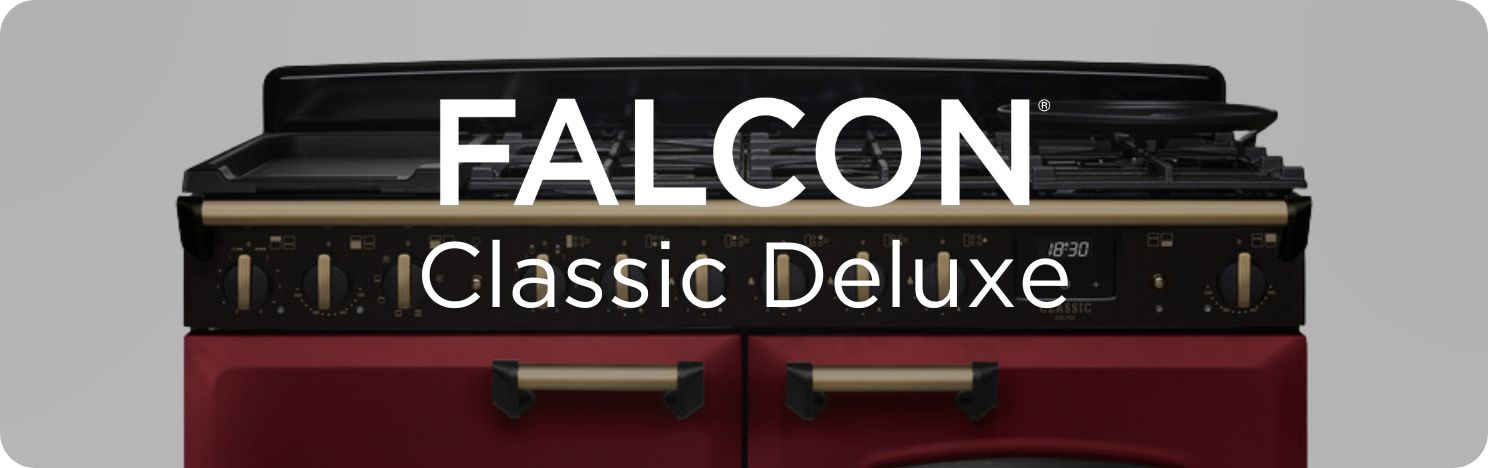 Falcon Classic Deluxe Standherd in Burgunderrot mit schwarzem Gaskochfeld und messingfarbenen Griffen, Frontansicht des Bedienfelds