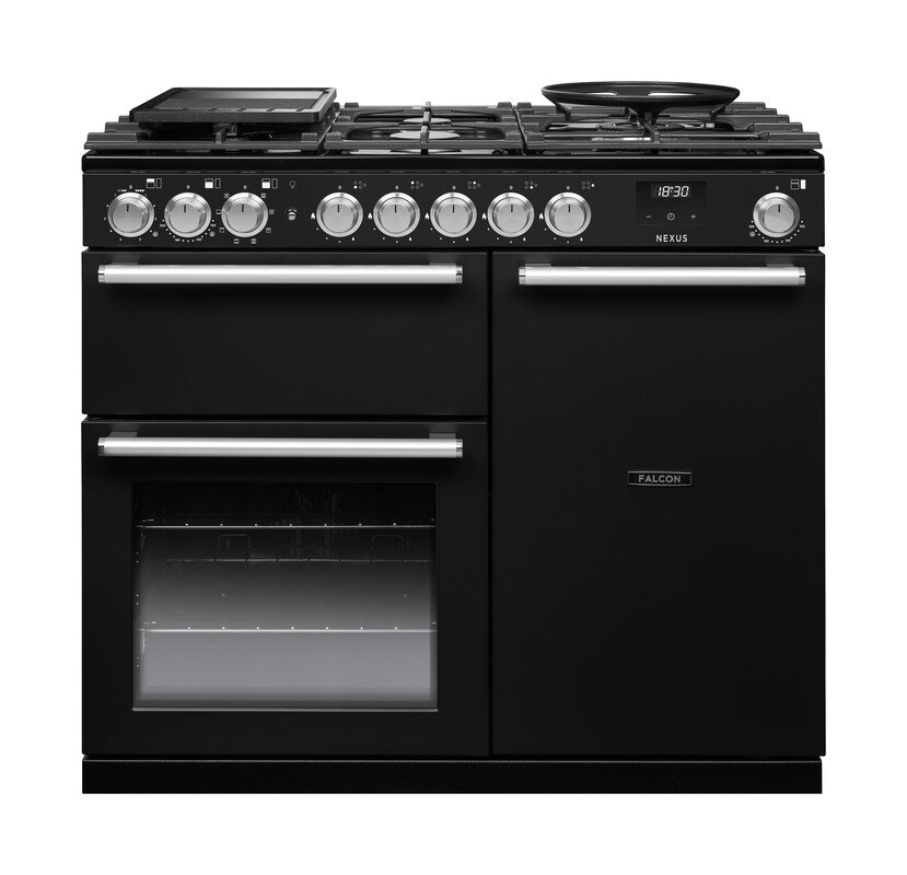Schwarzer Falcon Nexus Range Cooker: freistehender Gasherd mit Mehrzonen-Gaskochfeld, Doppelbackofen, separatem Grillfach, Edelstahlgriffen und Digitaluhr – Produktbild eines hochwertigen Küchenherds
