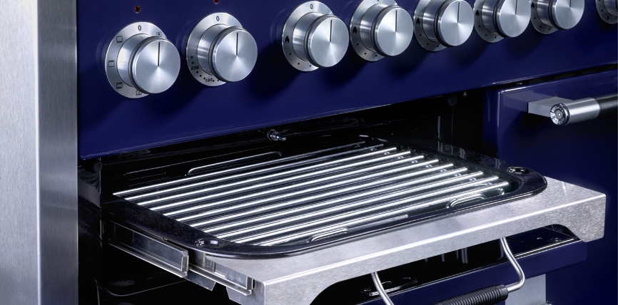 Detailansicht eines Edelstahlgrills mit geöffnetem Grillrost und mehreren Drehreglern zur Temperaturkontrolle