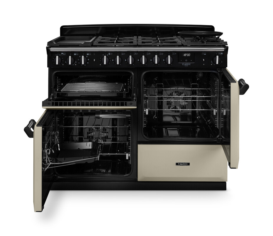 Freistehender Falcon Classic 110 Gas-Range-Cooker in Creme/Schwarz mit 6-Flammen-Gaskochfeld, Grillfach und zwei Backöfen, Frontansicht mit geöffneten Türen und Einschüben