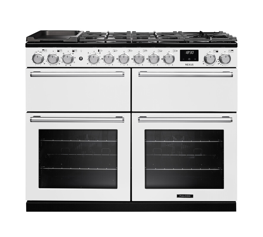 Weißer Falcon Nexus Range Cooker: breiter Standherd mit 6-flammigem Gaskochfeld, Griddle, zwei großen Backöfen mit Sichtfenster, separatem Grill und Digitaldisplay – leistungsstarker Premium-Herd für die Küche