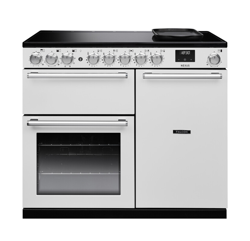Falcon Nexus 90 Induktions-Range-Cooker in Weiß mit zwei Öfen, Grillfach, digitaler Uhr und 5-Zonen-Induktionskochfeld inkl. Grillplatte – hochwertiger Herd für große Küchen, energieeffizient und leistungsstark.