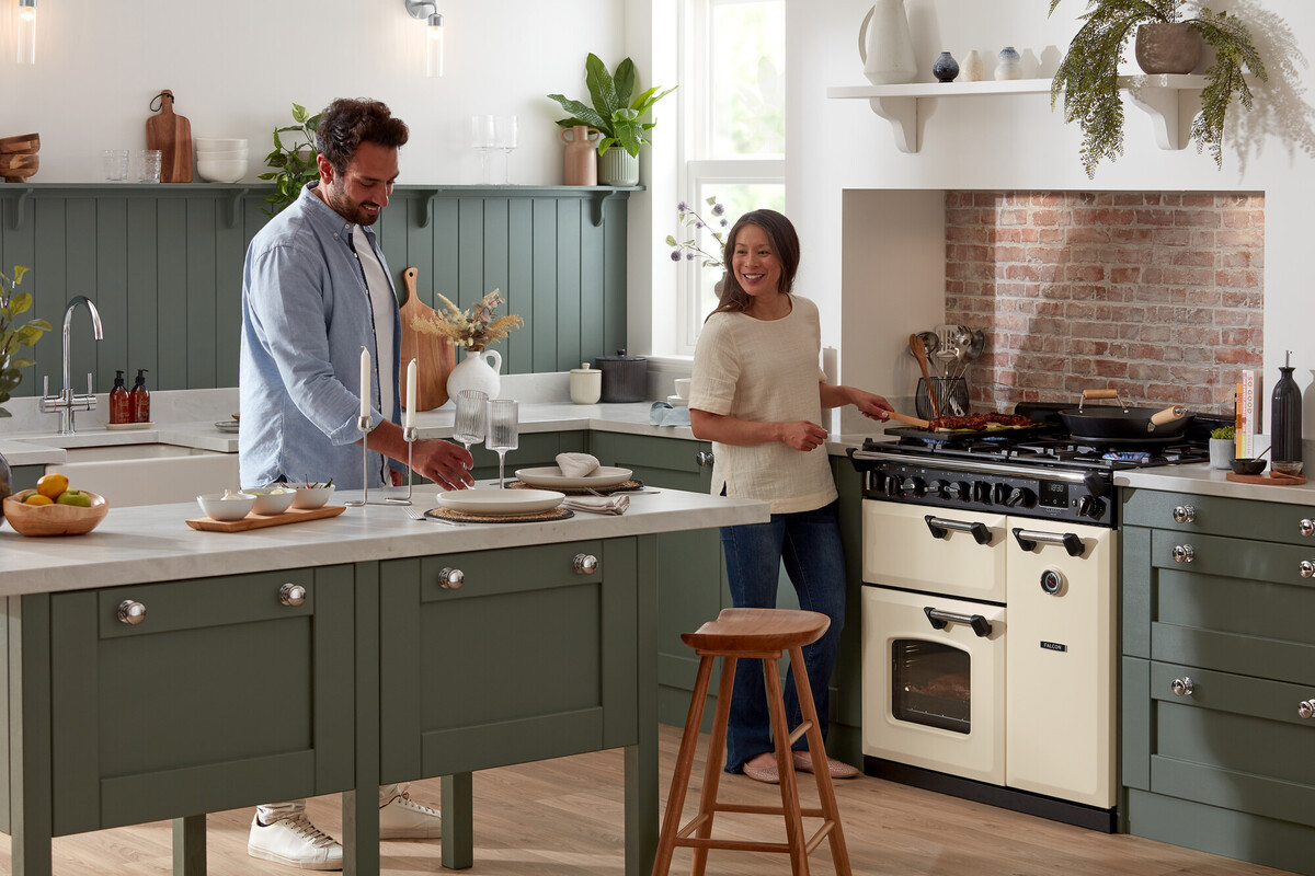 Freistehender cremefarbener Range Cooker in moderner Landhausküche, 90 cm breit, Gas-Kochfeld mit 5 Brennern, großer und kleiner Backofen, robuste Gussroste – ideal für Familien und Hobbyköche