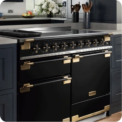Eleganter schwarzer Herd mit goldfarbenen Griffen in einer stilvollen Kücheneinrichtung