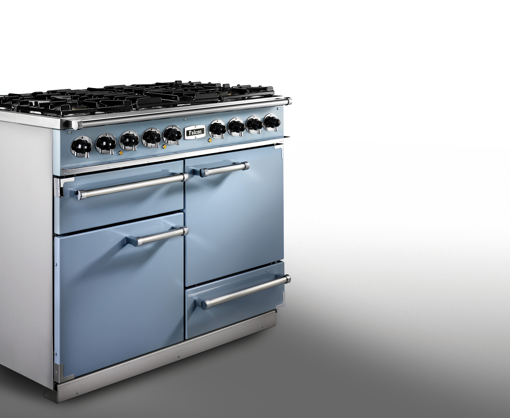 Falcon Standherd in Hellblau mit Gaskochfeld, mehreren Backöfen und Edelstahlgriffen, geeignet für Familienküchen