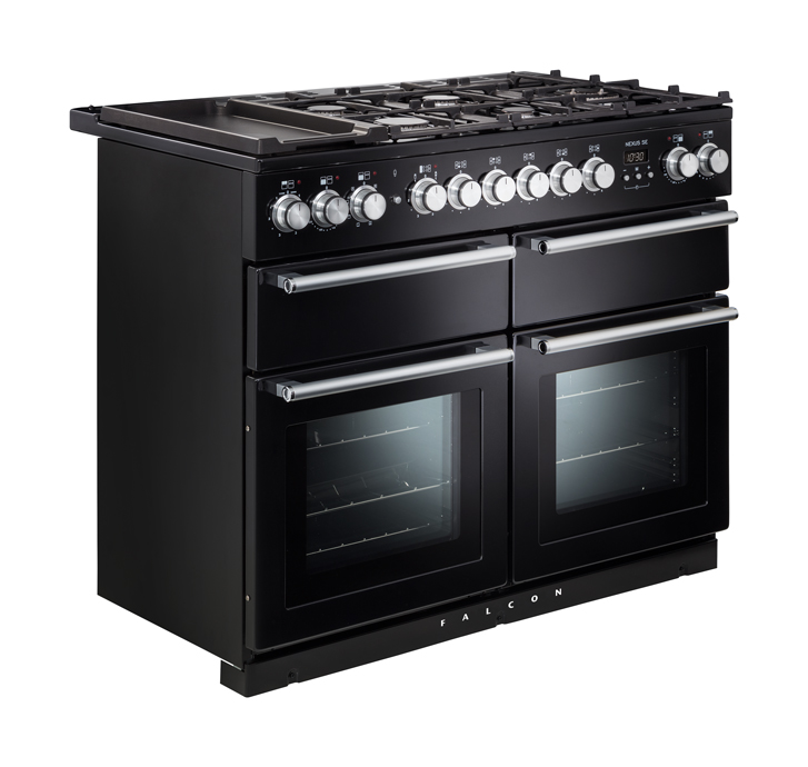Schwarzer Falcon Standherd mit mehreren Backöfen und Gas-Kochfeld, ideal für große Küchen und vielseitiges Kochen