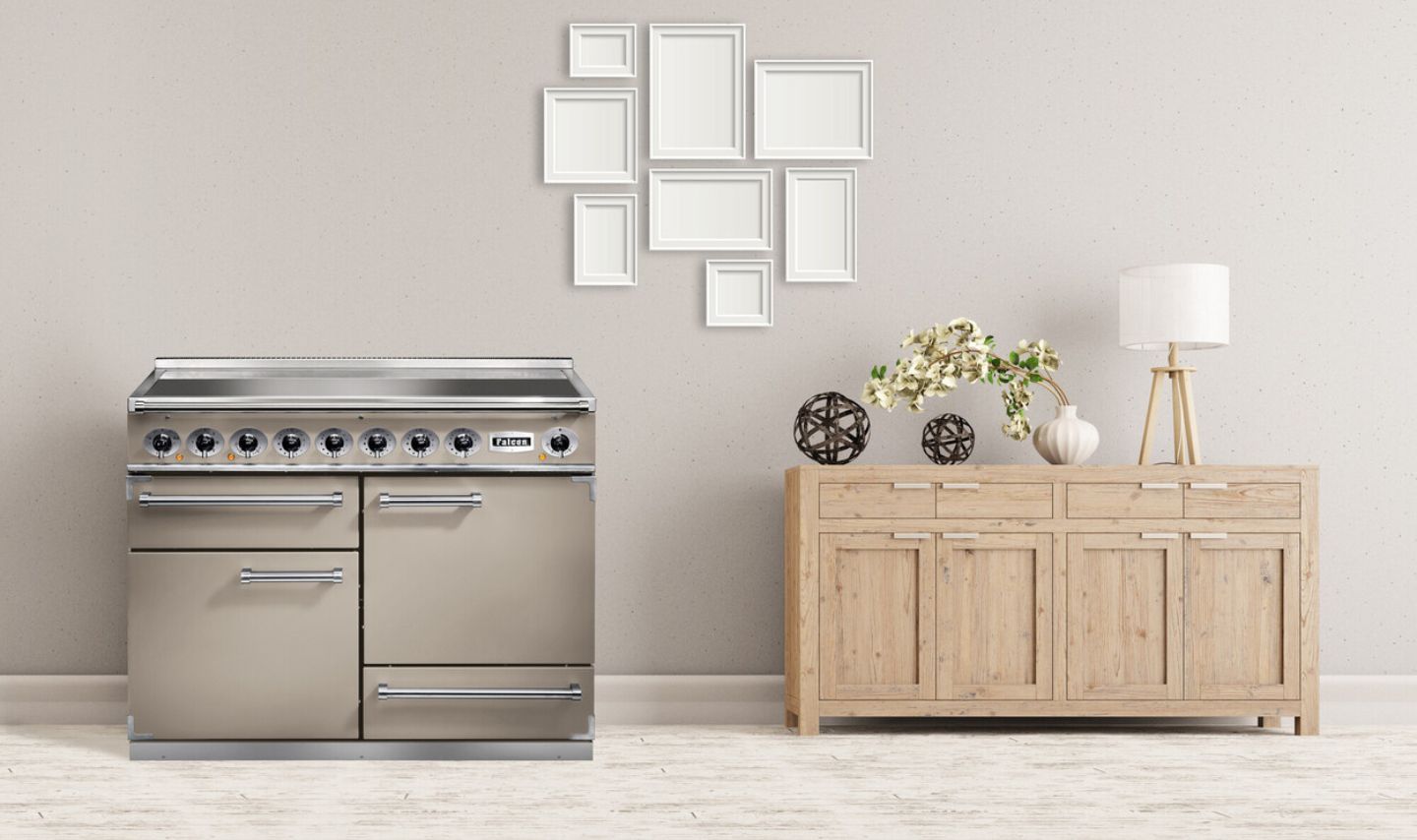 Profi-Standherd aus Edelstahl in skandinavischer Küche