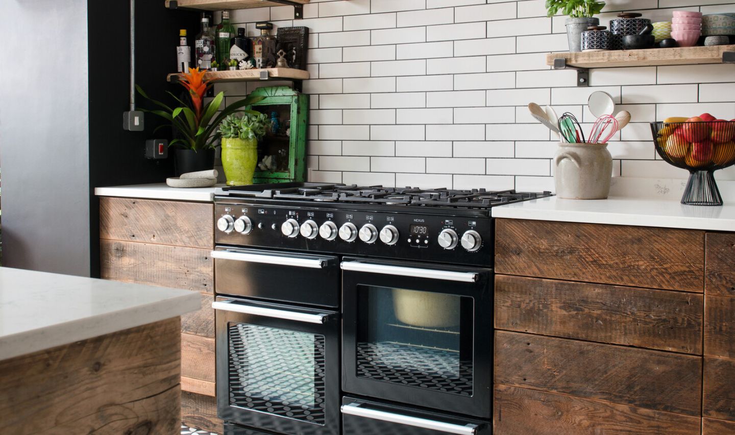 Freistehender Gasherd mit Doppelbackofen, schwarz