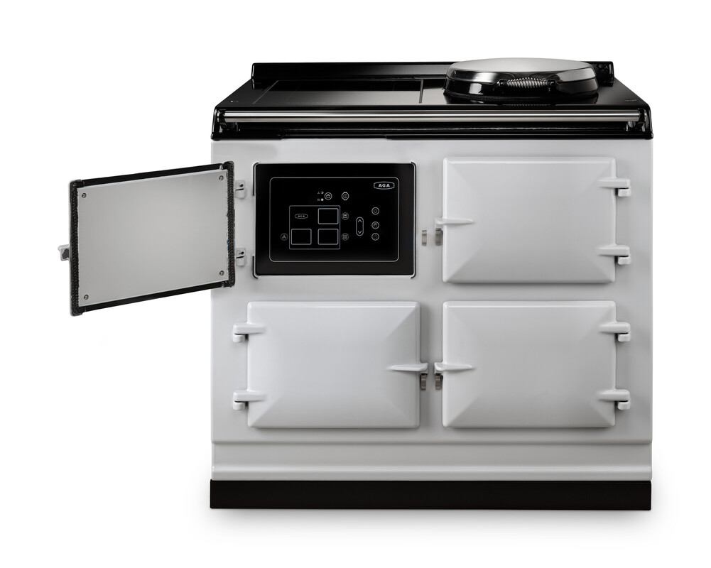 Freistehender weißer Herd mit vier eckigen Backofentüren, offenem Bedienfeld und schwarzer Kochplatte auf der Oberseite